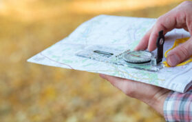 Orientierung mit Karte und Kompass