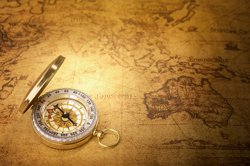 Wie orientiert man sich mit einem Kompass und einer Landkarte im Gelände?