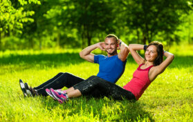 Ein Paar macht im Wald Outdoor Sport Fitness Übungen für mehr Gesundheit