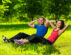 Ein Paar macht im Wald Outdoor Sport Fitness Übungen für mehr Gesundheit