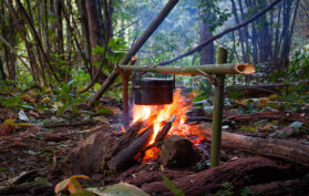 Survival Outdoor kochen und grillen über einem Lagerfeuer in der Natur