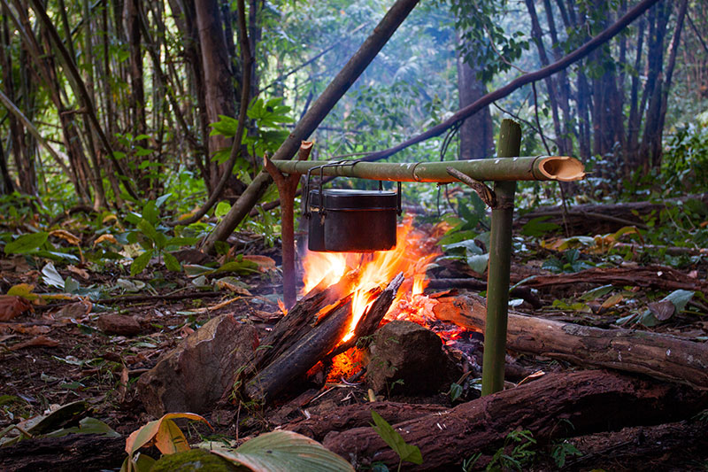 Outdoor kochen und grillen mit einem Lagerfeuer in der Natur, macht nicht nur Freude, sondern schmeckt auch noch.