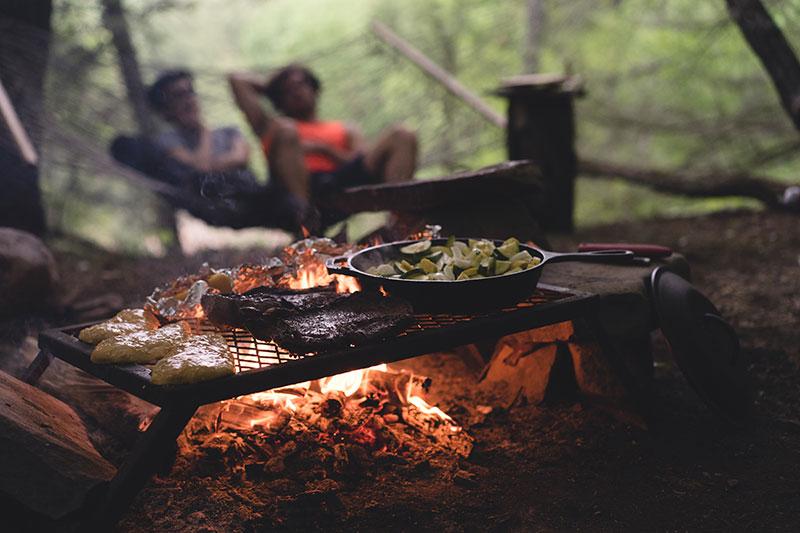 Mit unseren Lagerfeuer Tipps, macht das draußen kochen und grillen gleich noch viel mehr Freude. 