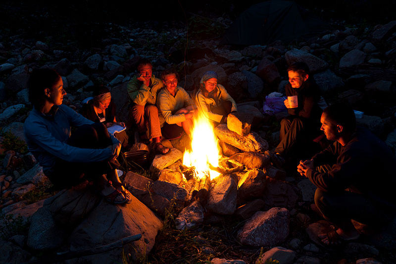 Ausbildung Natur und Wildnispädagogik - Abendliche Lektion am Lagerfeuer