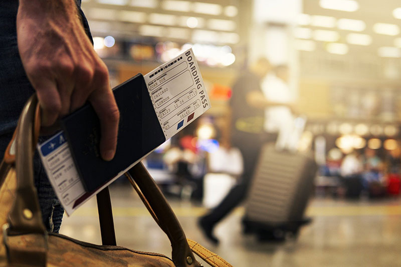 Vorbereitung einer Reise: Mit Tickets in der Hand auf dem Flughafen