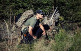 Ein-Wildnisfuehrer-kundschaftet-seine-Umgebung-im-Wald-aus