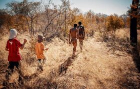 San-Volk-und-touristische-Kinder-in-Afrika