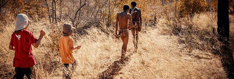 San-Volk-und-touristische-Kinder-in-Afrika