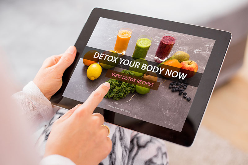 Tablet mit Detox Obst auf der Bildschirmfläche