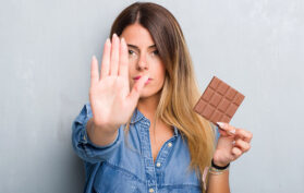 Frau will keine Schokolade essen