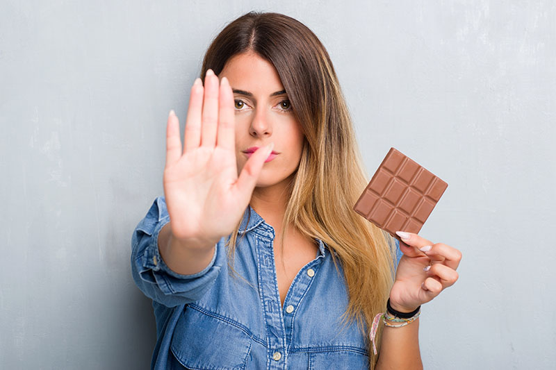 Frau will keine Schokolade essen