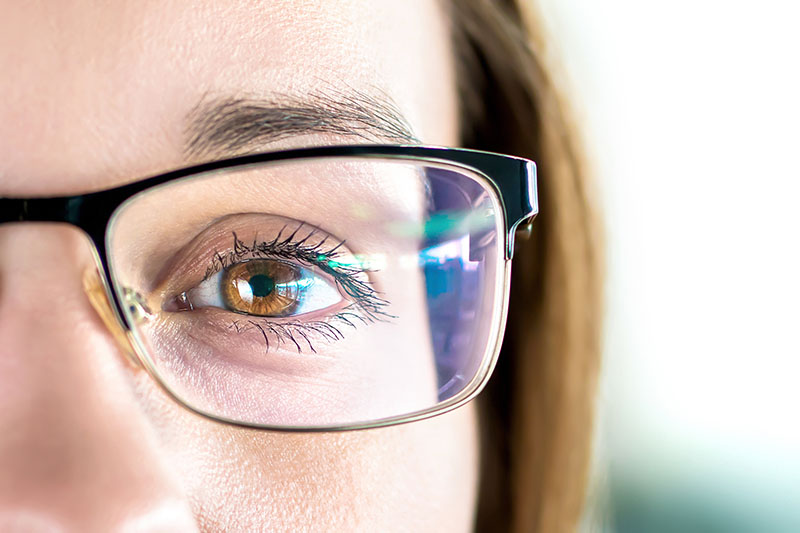 Frau trägt eine Brille