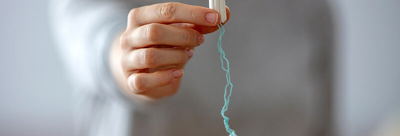 Frau hält Tampon Hygieneartikel fest
