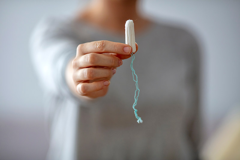 Frau hält Tampon Hygieneartikel fest