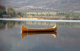 Kanu aus Holz gefertigt auf einem See im Jasper National Park
