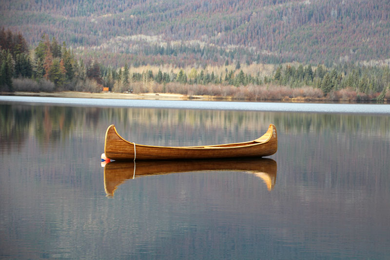 Kanu aus Holz gefertigt auf einem See im Jasper National Park