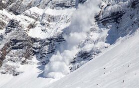 Lawine im Schnee in den Bergen