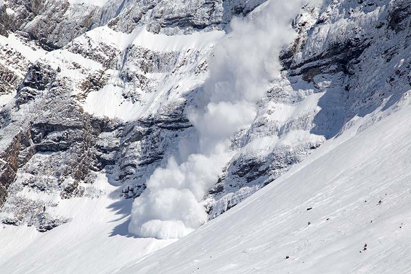 Lawine im Schnee in den Bergen