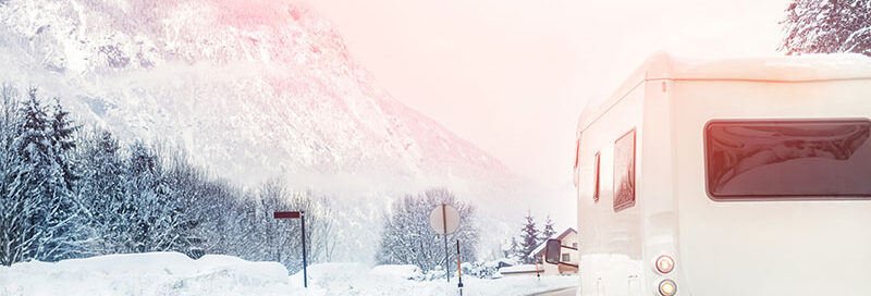 Camper verschneit im Winter