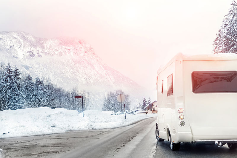 Camper verschneit im Winter