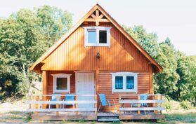Uriges Holzhaus mit einer sonnigen Terrasse