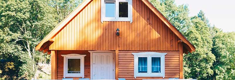 Uriges Holzhaus mit einer sonnigen Terrasse