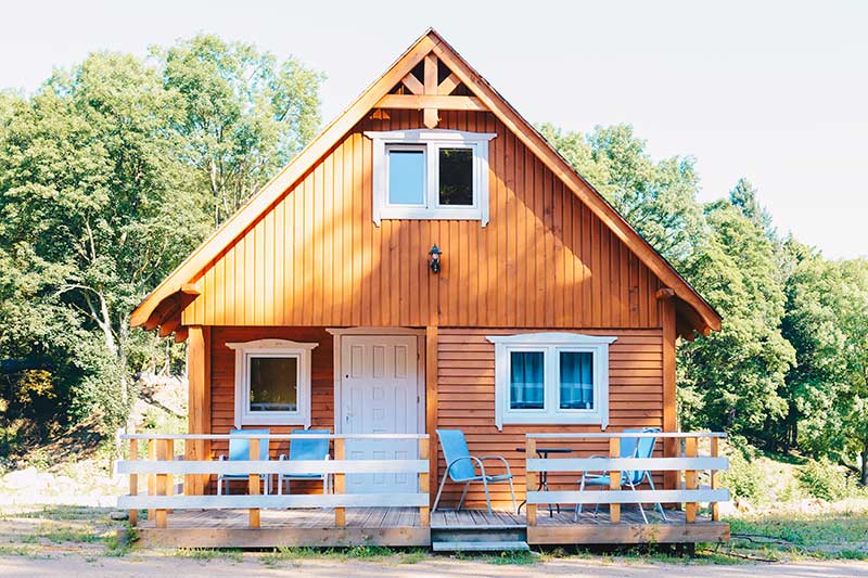 Uriges Holzhaus mit einer sonnigen Terrasse