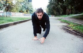 Athletischer-Mann-im-Outdoor-Sport-Krabbeln