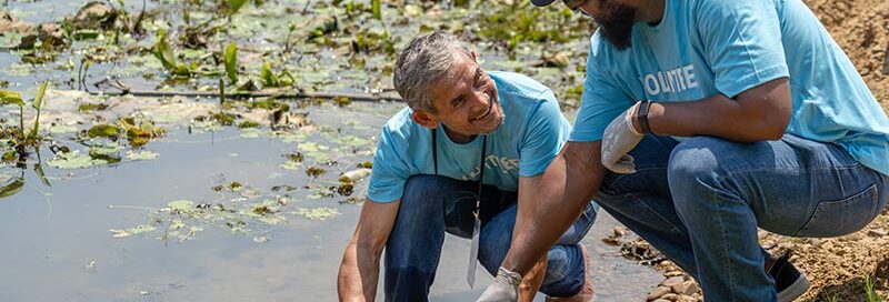 Volunteers-und-Naturhelfer-lassen-einen-fisch-im-see-frei