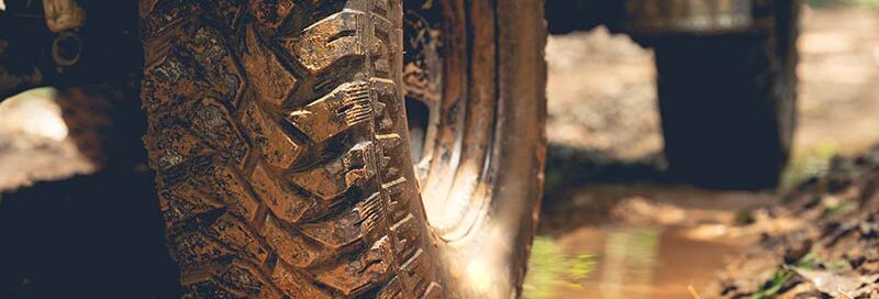 Offroad Reifen fahren durch einen Schlammweg