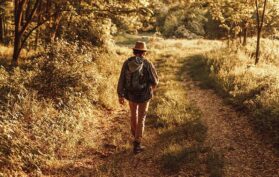 Wanderer-geht-im-Wald-spazieren-und-genießt-die-Natur