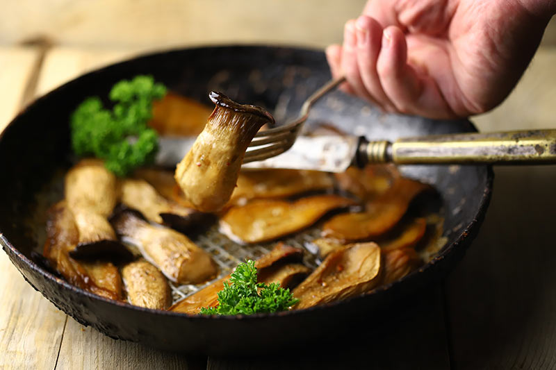 Leckeres Pilzgericht in einer Pfanne kochen