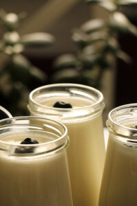 Selbstgemachter Joghurt aus Milchpulver im Glas